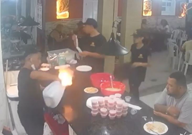 职员在吧枱前倒酒精,引起瞬燃。 职员在吧枱前倒酒精,引起瞬燃。