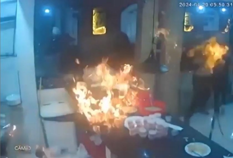 一名职员逃出餐听并脱掉衣服。 一名职员逃出餐听并脱掉衣服。