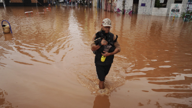 巴西南部遭受80年来最严重洪水袭击 巴西南部遭受80年来最严重洪水袭击