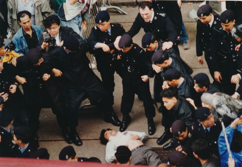 警方首次采取强拆行动 警方首次采取强拆行动