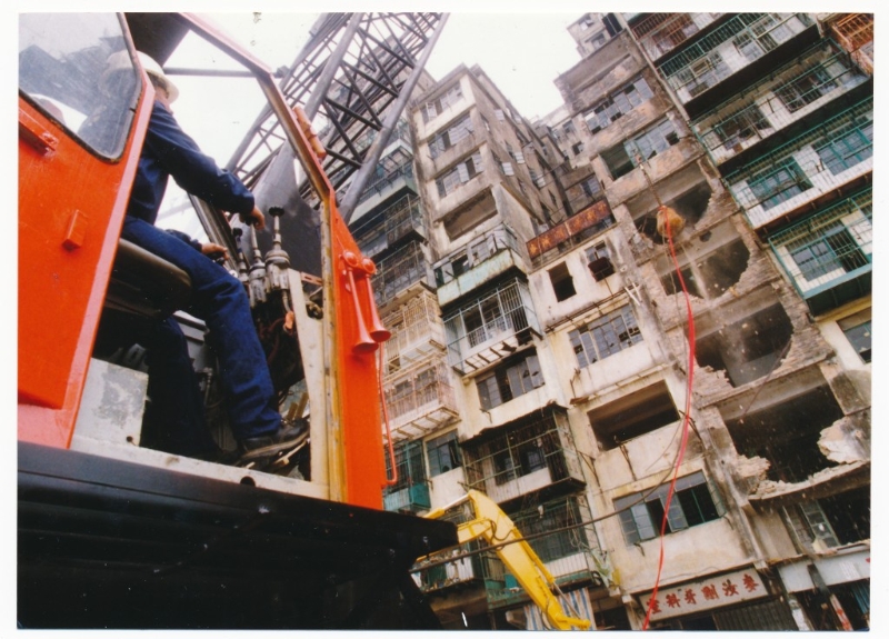 政府正式清拆九龙城寨。 政府正式清拆九龙城寨。