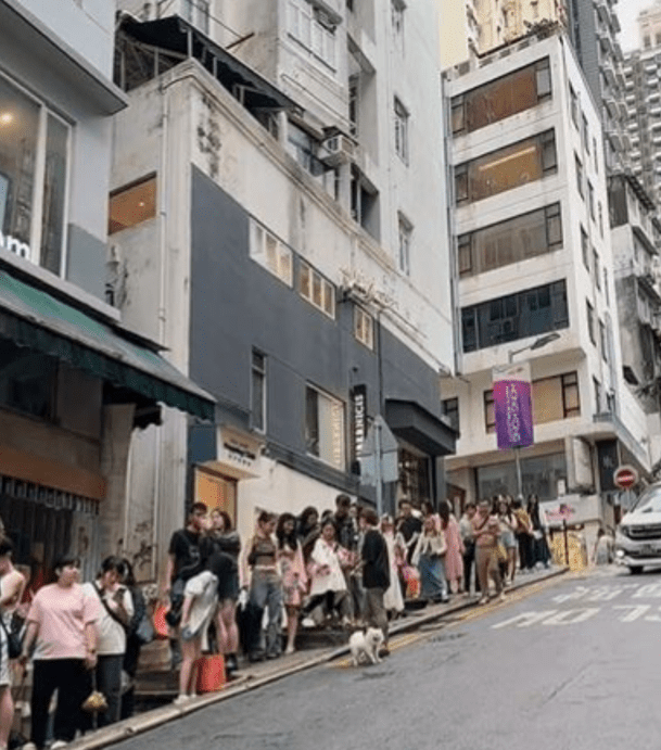 小店外聚集近半百内地客人在门外排队等候! 小店外聚集近半百内地客人在门外排队等候!