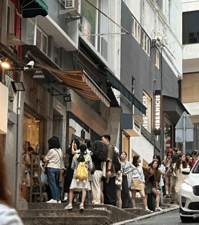 吸引半百内地客排队抢购! 吸引半百内地客排队抢购!