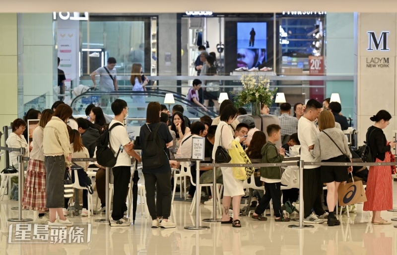 尖沙咀商场人头涌涌。 尖沙咀商场人头涌涌。