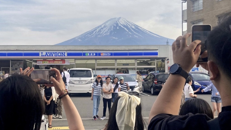 游客在河口湖站前LAWSON打卡,形成滋扰。 游客在河口湖站前LAWSON打卡,形成滋扰。