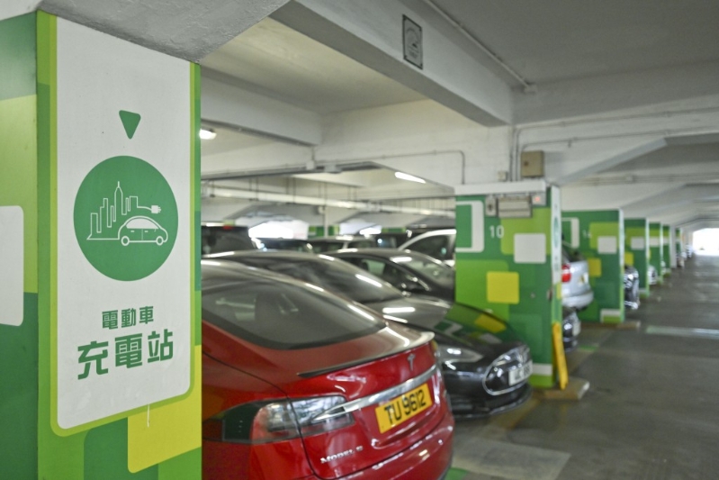 政府由去年12月起，逐步为74个政府停车场逾1600个功率为7000瓦的中速充电器实施付费电动车充电服务。