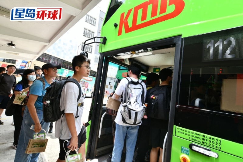 逾200名巴士迷在总站等候乘坐首班112线电动巴士。 卢江球摄