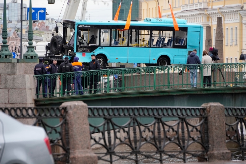 圣彼得堡有巴士衝入河中，7人死亡。美联社