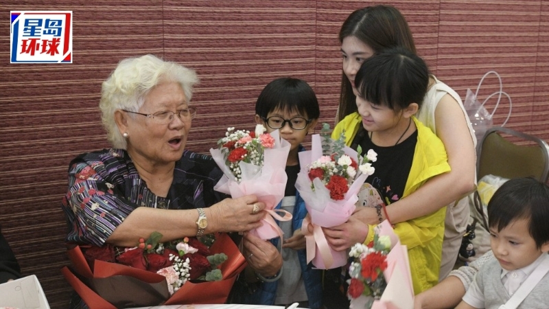 不少市民携家人一起到酒楼饮茶庆祝，气氛热闹。