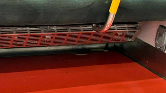 山手线车厢内出现一条蛇。X图片 山手线车厢内出现一条蛇。X图片