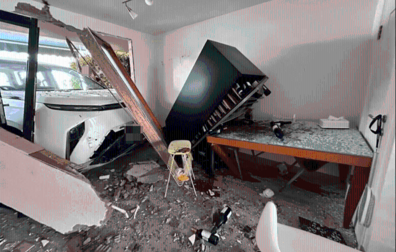 七人车直撞入西贡一间独立屋内，导致屋内多处损毁。网上图片