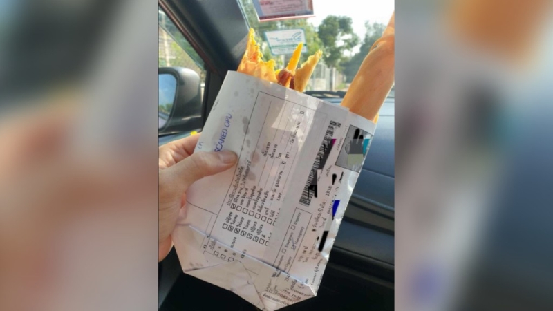 泰国有网民吃到一半时，才发现煎饼是用病历表包裹。