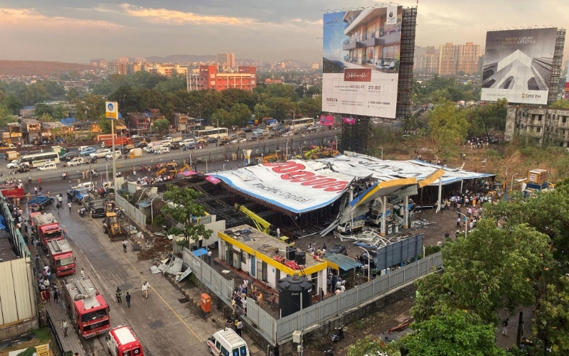 孟买沙尘暴“巨型广告板”倒塌