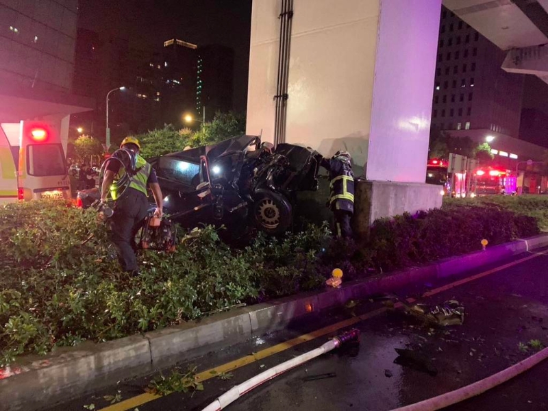 BMW大7自撞中捷桥墩 BMW大7自撞中捷桥墩