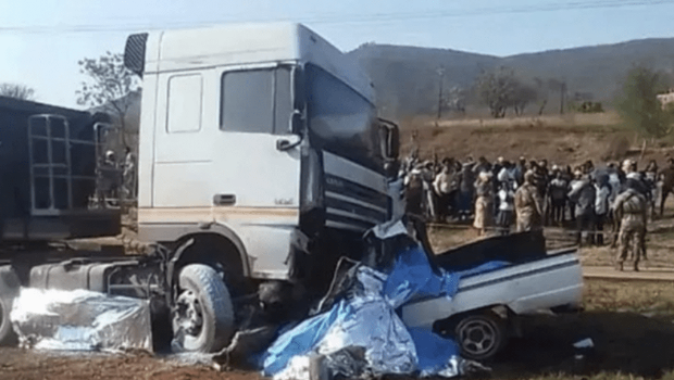 南非大卡车逆线狂飙撞校巴 南非大卡车逆线狂飙撞校巴