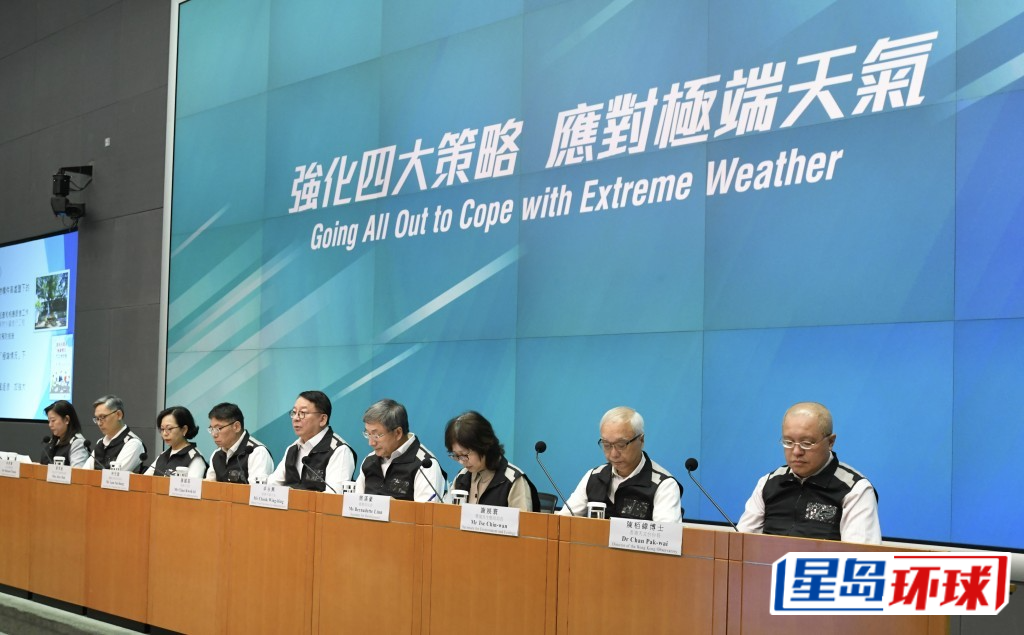 政府就应对极端天气举行跨部门记者会。何君健摄 政府就应对极端天气举行跨部门记者会。何君健摄