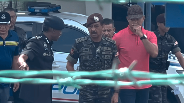 警方高层赶赴乌鲁警局视察。 警方高层赶赴乌鲁警局视察。