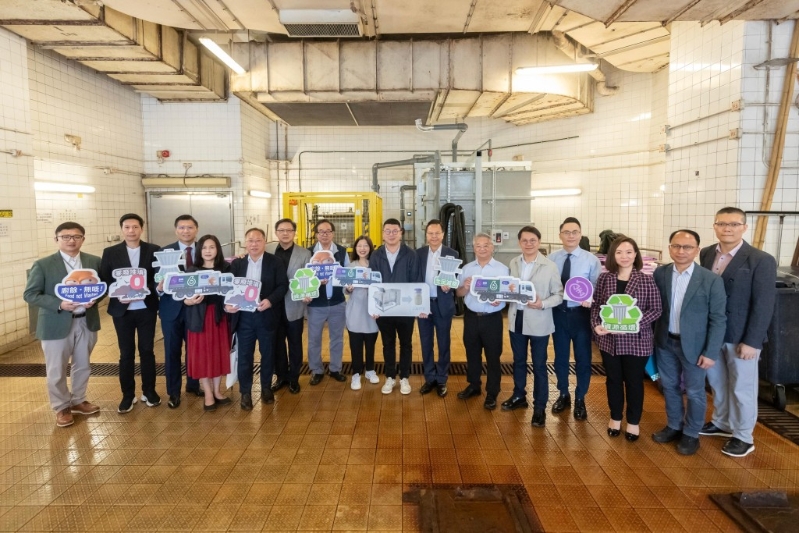 立法会环境事务委员会今日参观两个厨余处理设施。1 立法会环境事务委员会今日参观两个厨余处理设施。1