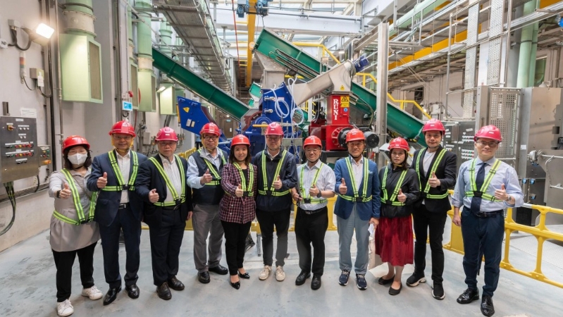 立法会环境事务委员会今日参观两个厨余处理设施。 立法会环境事务委员会今日参观两个厨余处理设施。