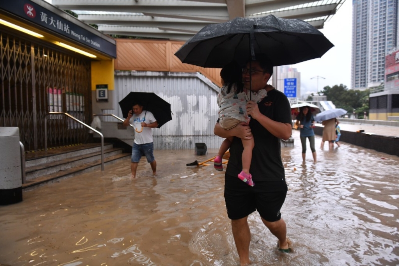 去年500年一遇暴雨，黄大仙站变成泽国。 图为暴雨后翌日。 资料图片