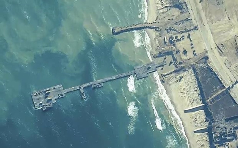 从空中拍摄美军浮动码头。