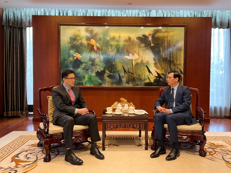 创新科技及工业局局长孙东（左）拜会中国驻欧盟使团朱京公使（右）