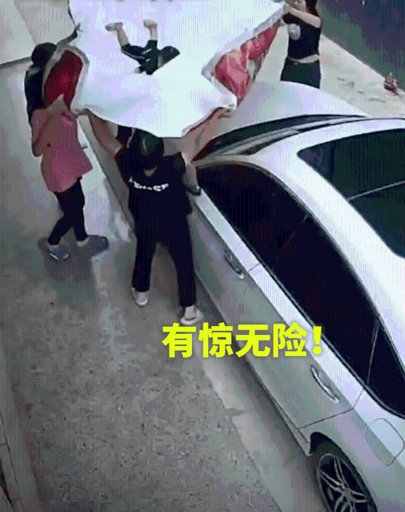 众人成功将堕楼女童成功接住。