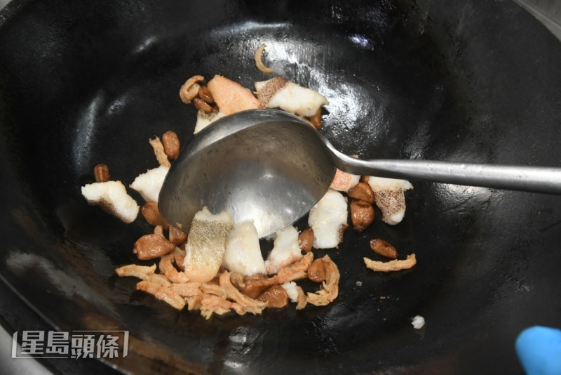三畴脆柚皮是传统菜的变奏版。