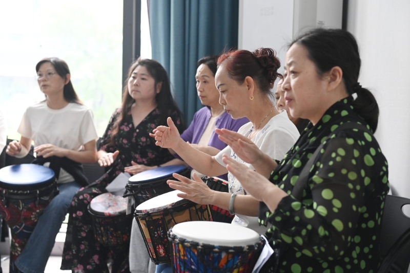 学非洲鼓，新华社