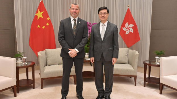 李家超(右)与国际海事组织秘书长Arsenio Antonio Domínguez Velasco会面。 李家超(右)与国际海事组织秘书长Arsenio Antonio Domínguez Velasco会面。