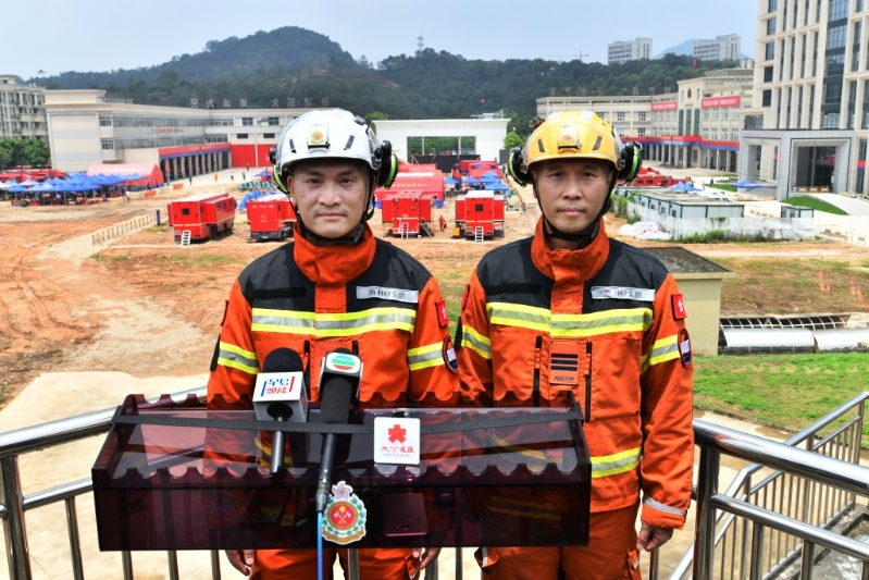 香港跨境救援队队长招健鹰（左）表示，是次有7个项目由粤港澳三地救援人员合力完成