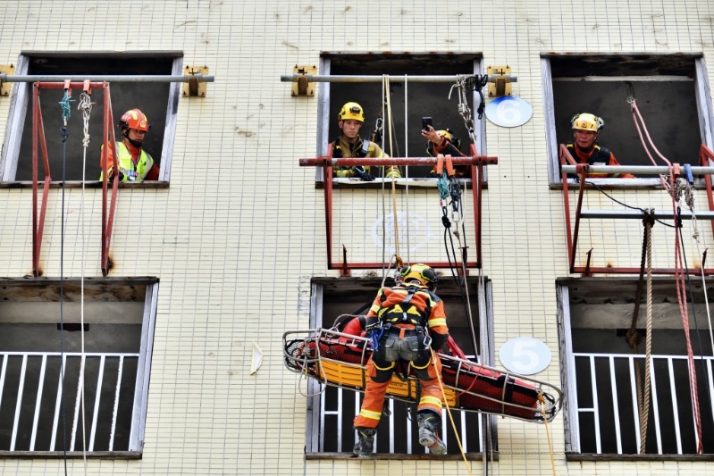 “城巿建筑高空绳索救援”模拟一层高层建筑因地震而倾斜，楼内有多人被困