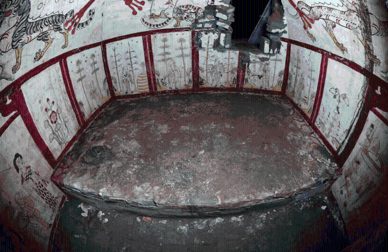 古墓内部全景。可以看到有很多幅壁画。 古墓内部全景。可以看到有很多幅壁画。