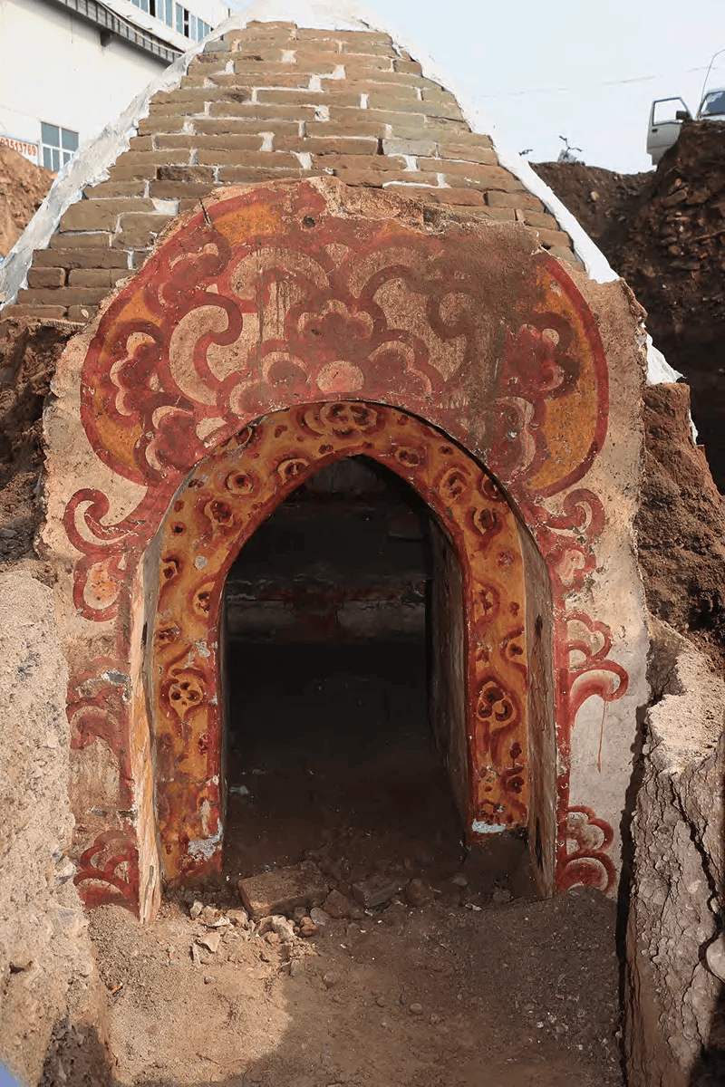 墓门不大。 墓门不大。