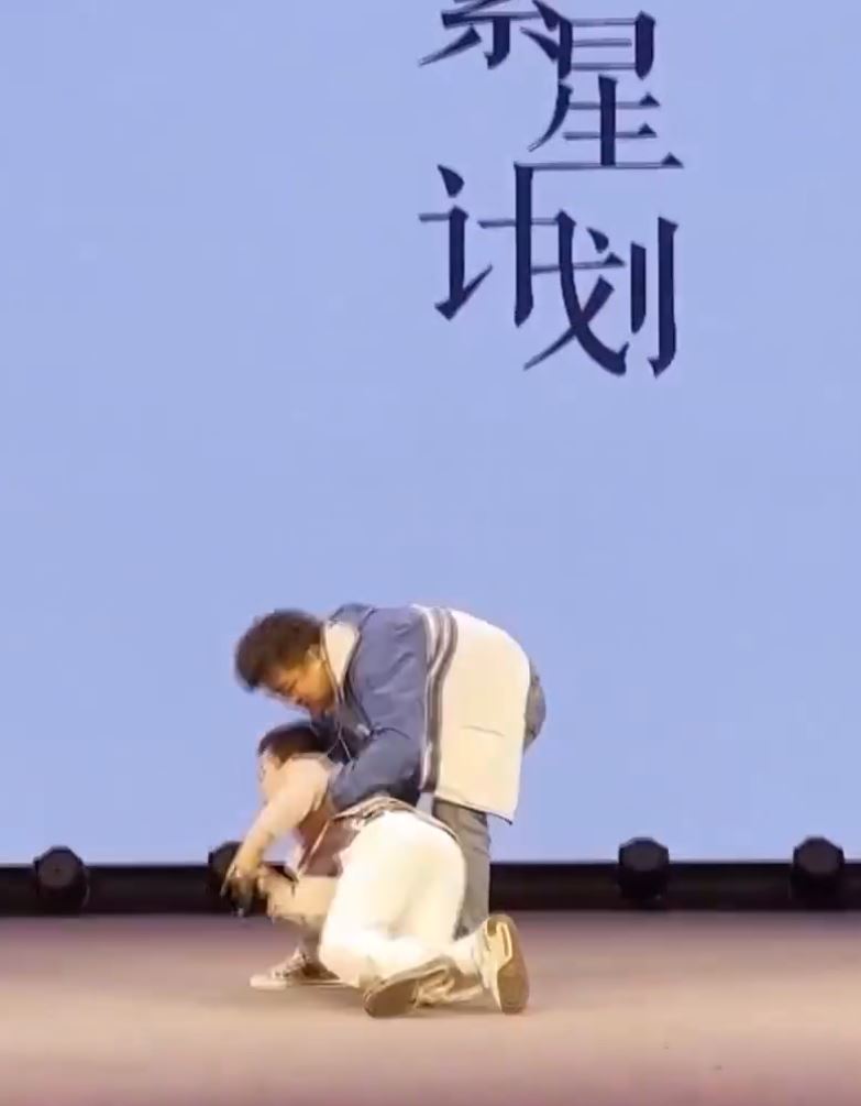 父亲扶起他 父亲扶起他