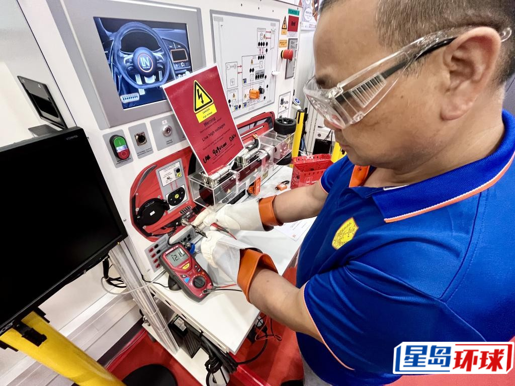 导师要求学员严格遵守及执行电动车的维修工序及安全指引 导师要求学员严格遵守及执行电动车的维修工序及安全指引