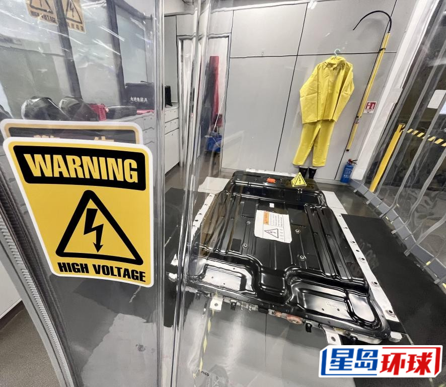 电动车培训中心设置高规格的电池检查室,供学员认识高压电池的原理。 电动车培训中心设置高规格的电池检查室,供学员认识高压电池的原理。