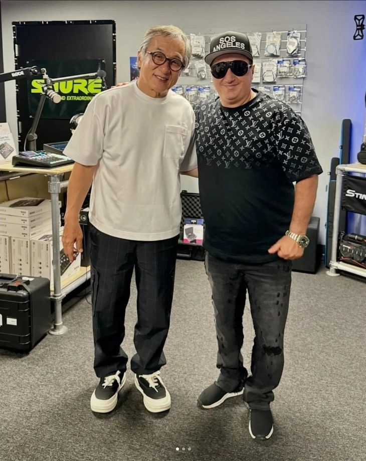 成龙一头银丝令容貌显老。 成龙一头银丝令容貌显老。