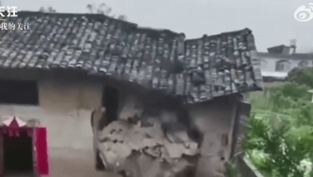 老房因暴雨洪涝倒塌 老房因暴雨洪涝倒塌