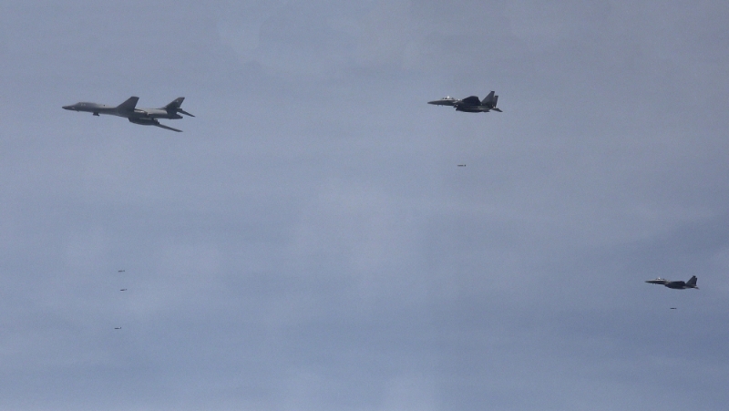 在韩美联合空中演习期间,美国空军B-1B轰炸机(左)和韩国战斗机F-15K飞越朝鲜半岛。 南韩国防部 在韩美联合空中演习期间,美国空军B-1B轰炸机(左)和韩国战斗机F-15K飞越朝鲜半岛。 南韩国防部