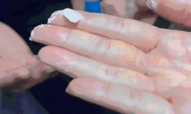 顾客拿出白色药丸向服务员质询。 顾客拿出白色药丸向服务员质询。