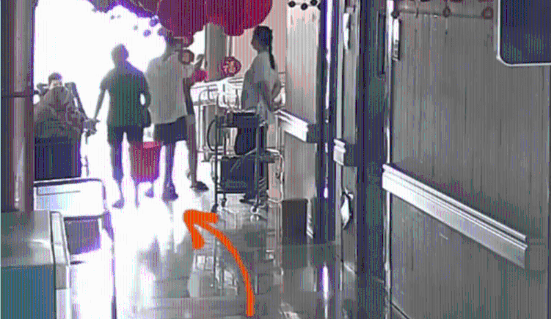 何某琼提了桶滚烫的热水,放在走廊一侧。 何某琼提了桶滚烫的热水,放在走廊一侧。