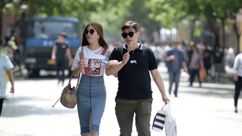 居民边走边吃雪条 居民边走边吃雪条