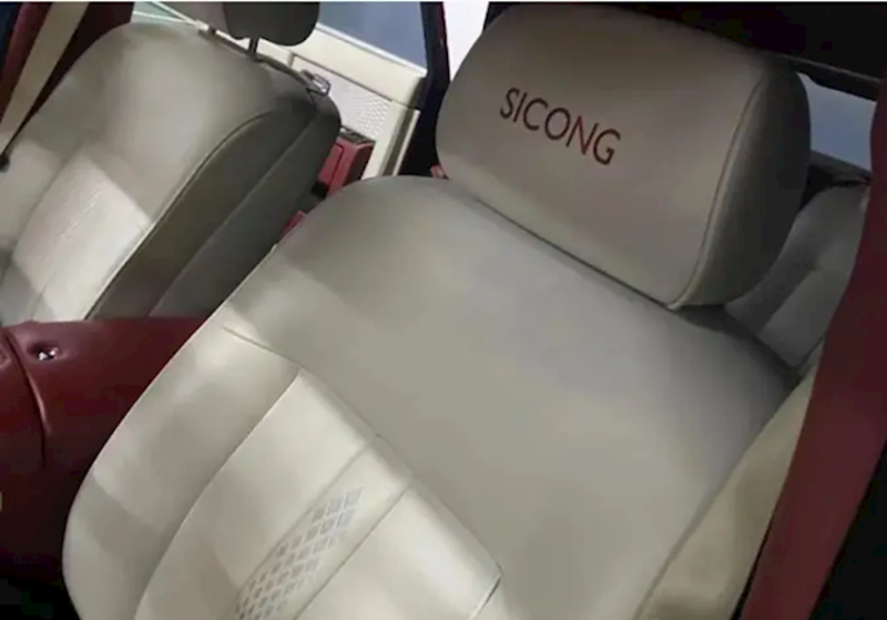 王思聪的订制款红色劳斯莱斯座椅上有他的英文名字拼音“SICONG”。新浪网