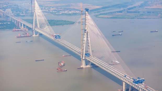 “毫米级”精准合龙，常泰长江大桥全线今贯通。央视新闻