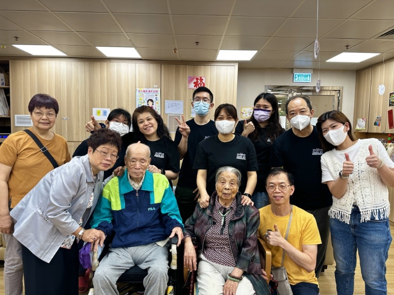 近100岁的陈伯及93岁的陈婆婆接受和悦会日间照顾及上门家居服务后，与中心同事关系像融入大家庭般亲切。
