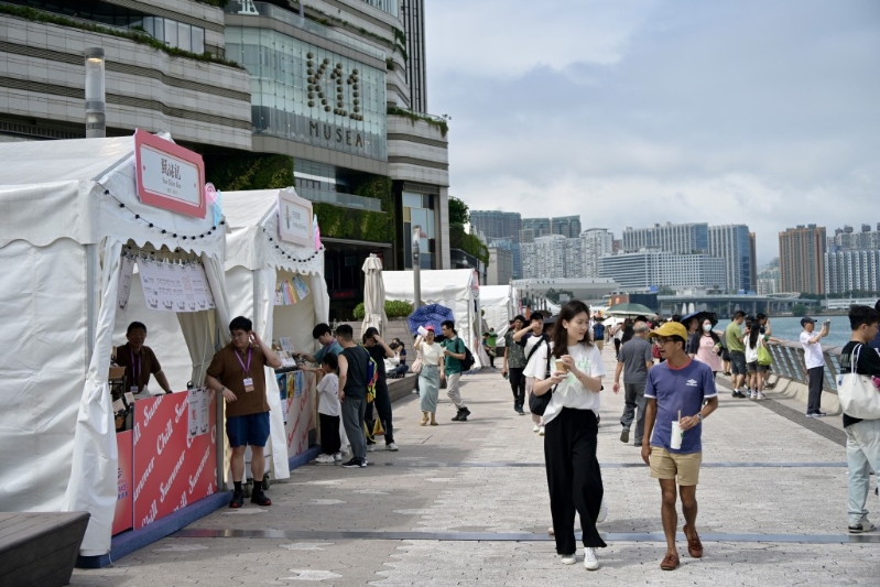 旅发局在维港两岸举办一系列节目，满足观赛的市民和游客“食买玩”需要。