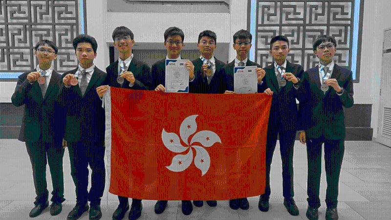 8名学生代表香港参加6月3日至10日在马来西亚举行的第24届亚洲物理奥林匹克，表现优异。 （左起）刘畅、梅乐天、甄璟尧、潘俊彦、唐铭蔚、陈恺知、傅思皓和梁至锋。 政府新闻处图片