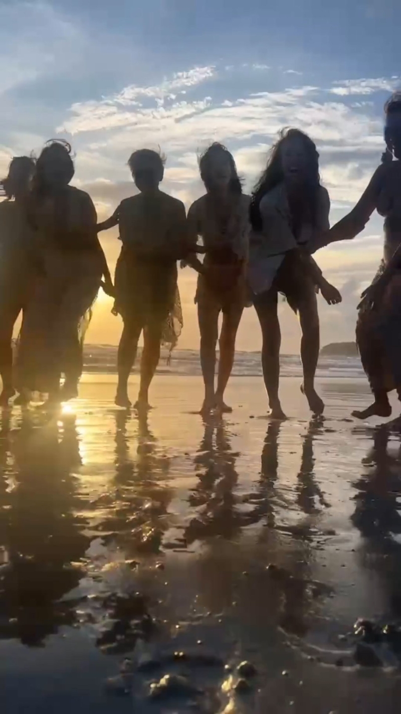 众人走入海滩。 众人走入海滩。