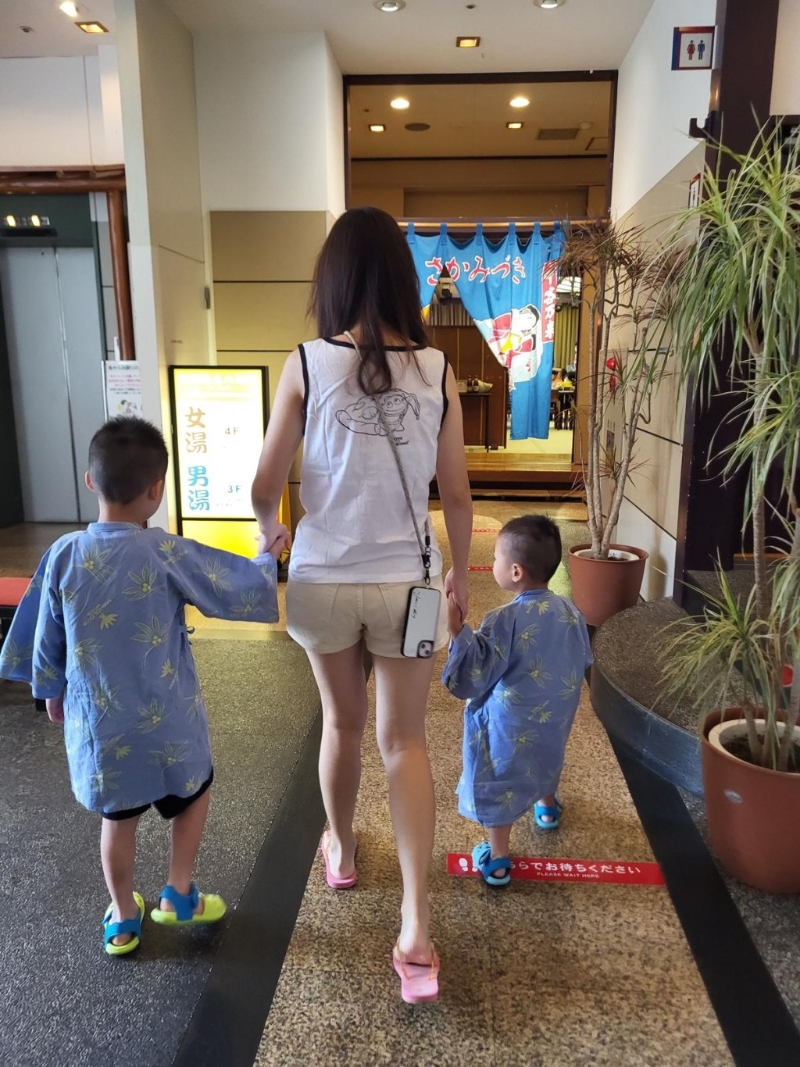 不论去到哪里,儿子们都喜欢拖着欣欣的手。 不论去到哪里,儿子们都喜欢拖着欣欣的手。